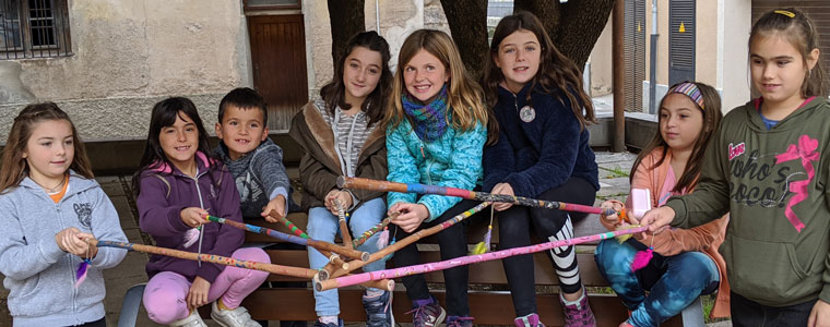 infants agafant els bastons que han decorat
